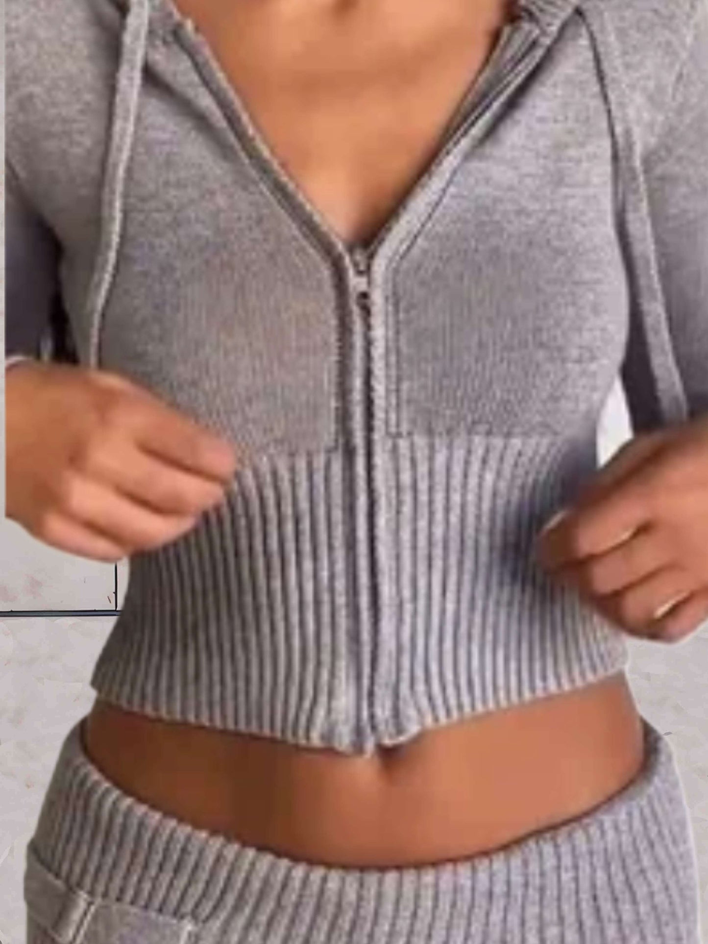 Brenna™ - 2-delige set van een slim fit cropped sweater met capuchon en ritssluiting en een sweatbroek met hoge taille
